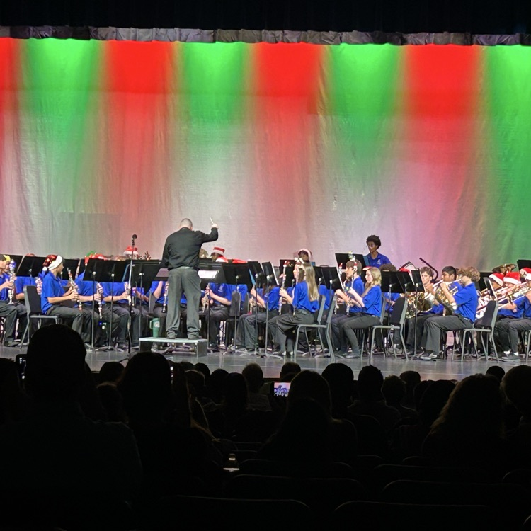 7/8 grade symphonic band has taken the stage!