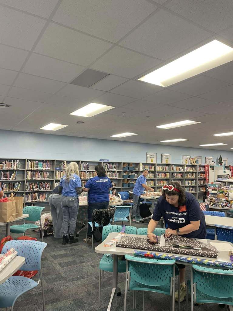 United Healthcare Team - Gift Wrapping