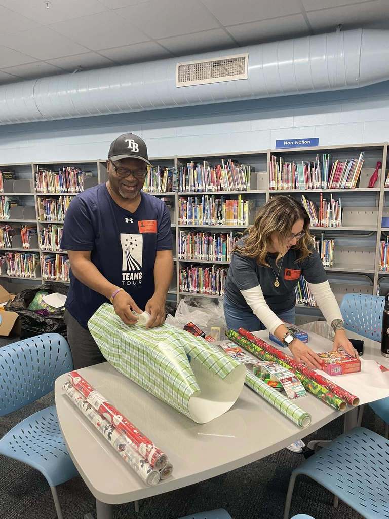 United Healthcare Team - Gift Wrapping