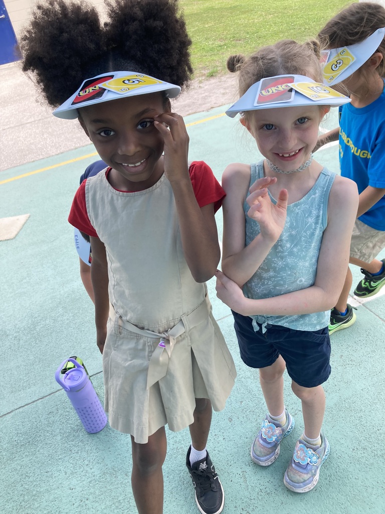 Students with UNO hats