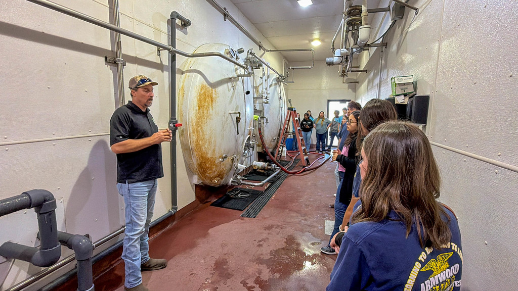 Armwood Agriculture students visit M&B Dairy in Lecanto