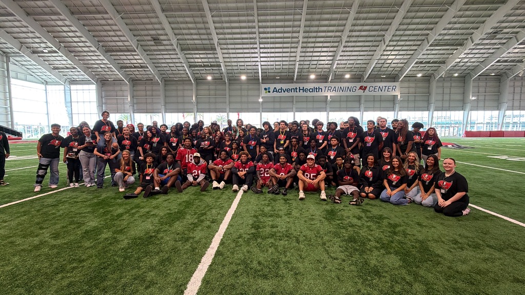 Students, Bucs players, cheerleaders, and staff at Student-Player Mentoring Program