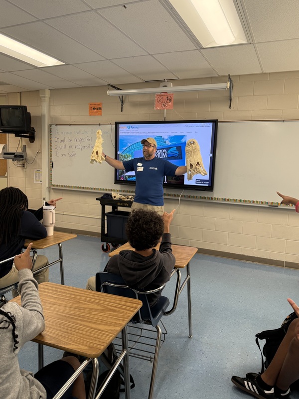 Florida AquariumVisit to talk about alligators 
