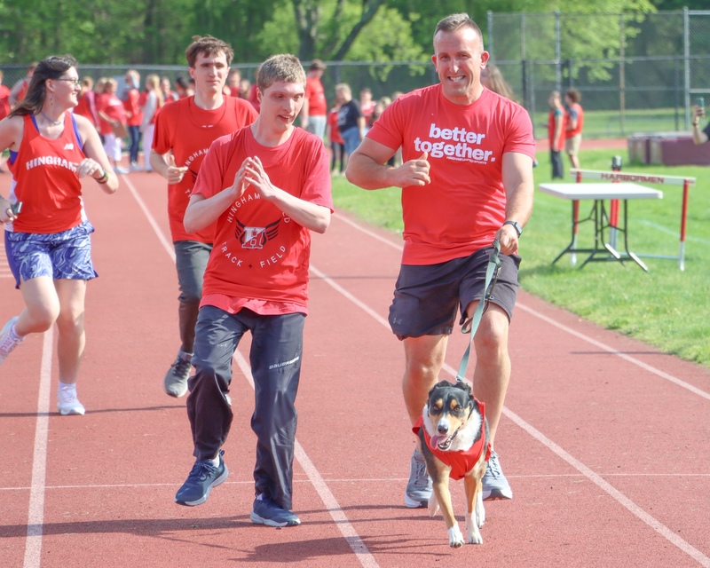 Student running with SRO Ford and Comfort Dog Opry
