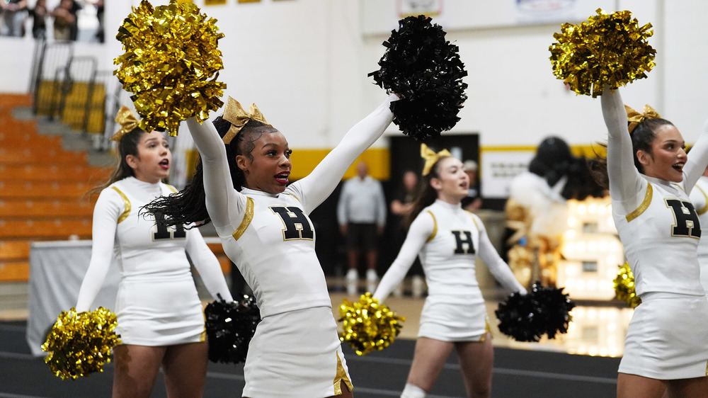 4 cheerleaders on mat