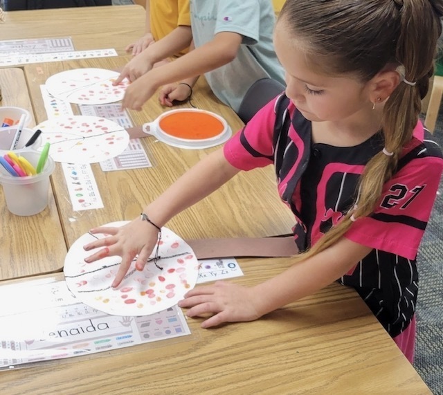 Ms. Pinon's Kindergarten class and some fingerpainting fun!!