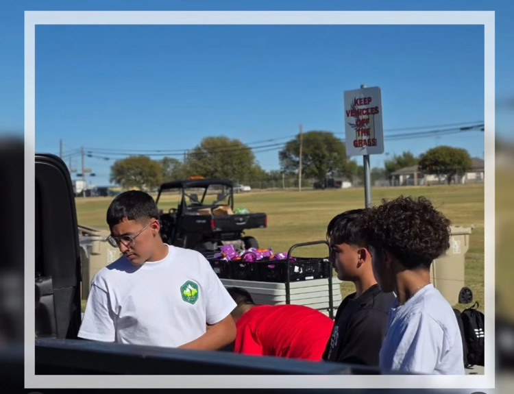 students loading car with food