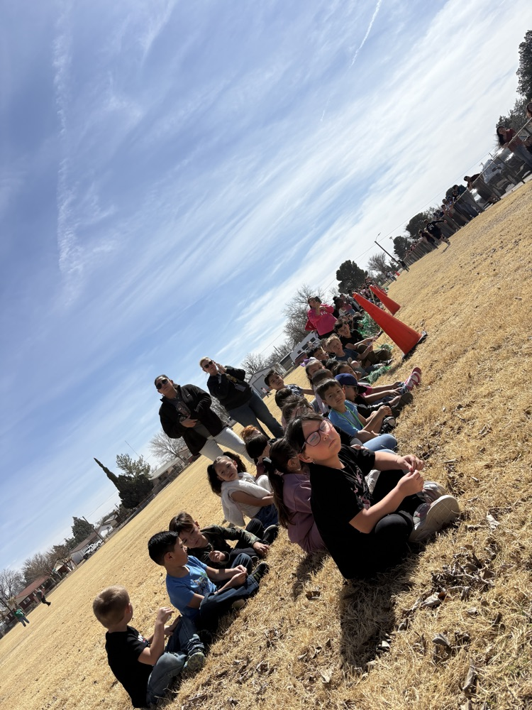 students watching the runners