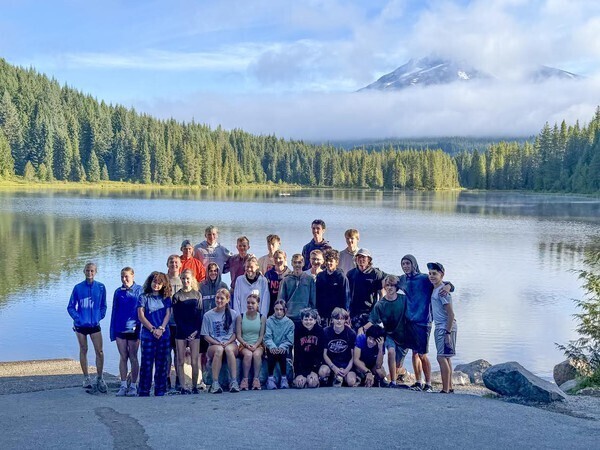 Picture of HHS XC Team near Mt. Hood