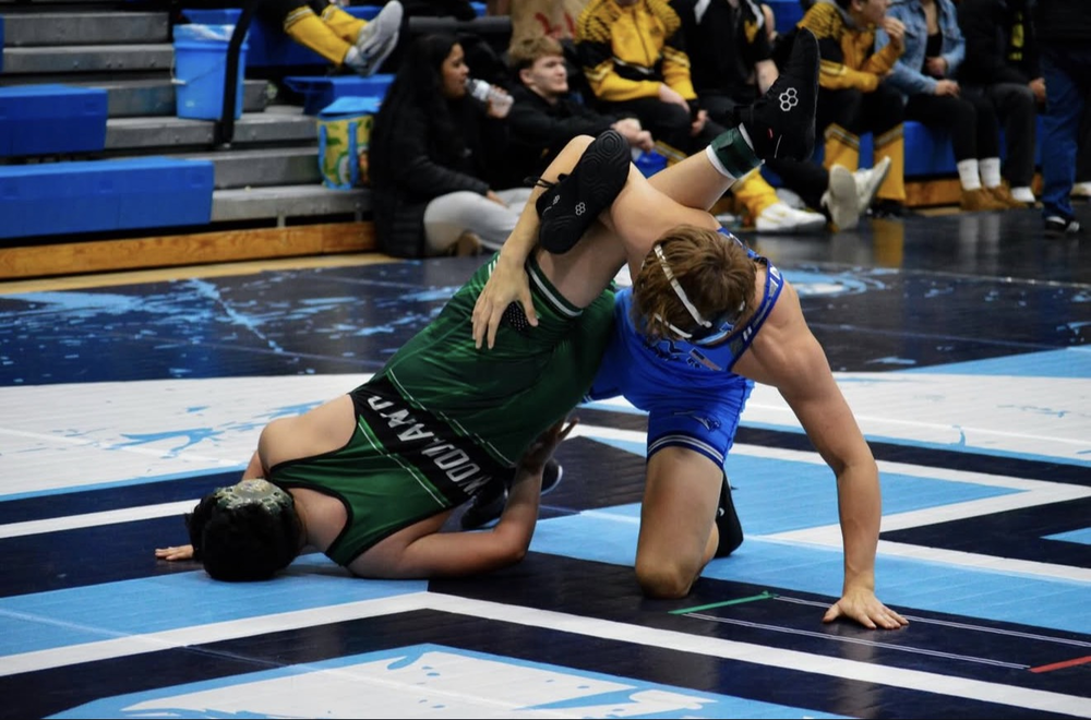 Photo of Hockinson and Woodland wrestlers in action