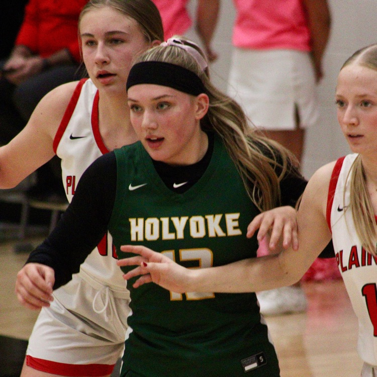 girl playing basketball 