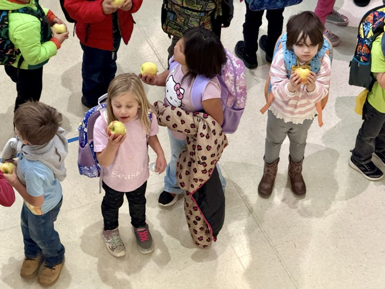 kids eating apples 