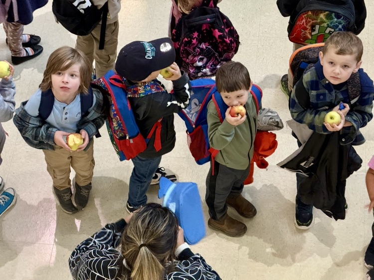 kids eating apples 