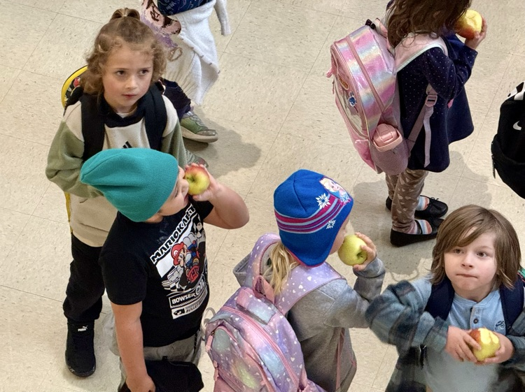 kids eating apples 
