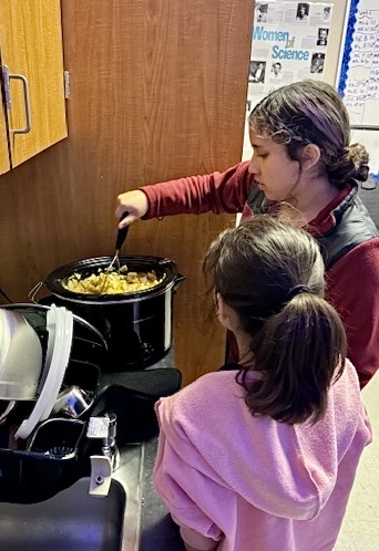 students making applesauce 