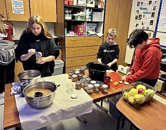 students making applesauce 