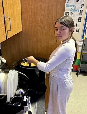 students making applesauce 