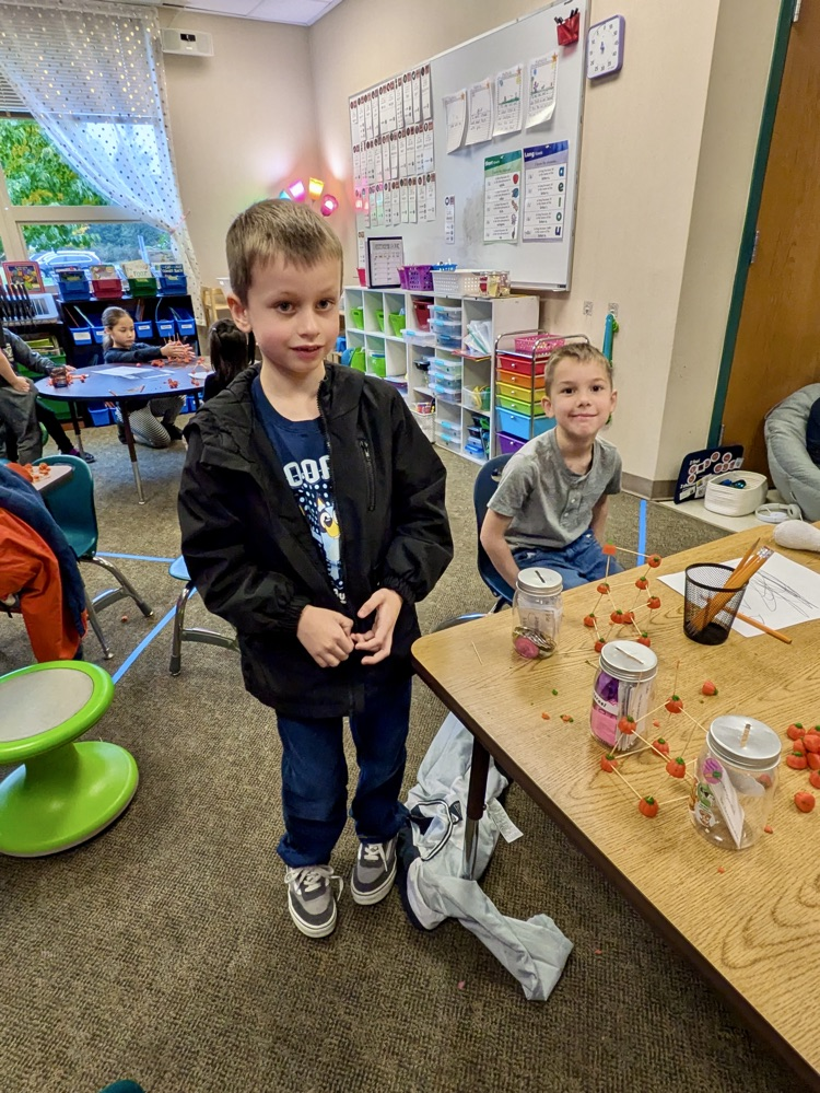 kids making pumpkins