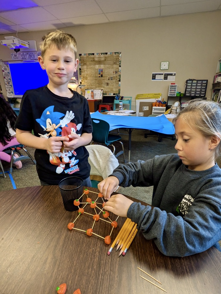 kids making pumpkins