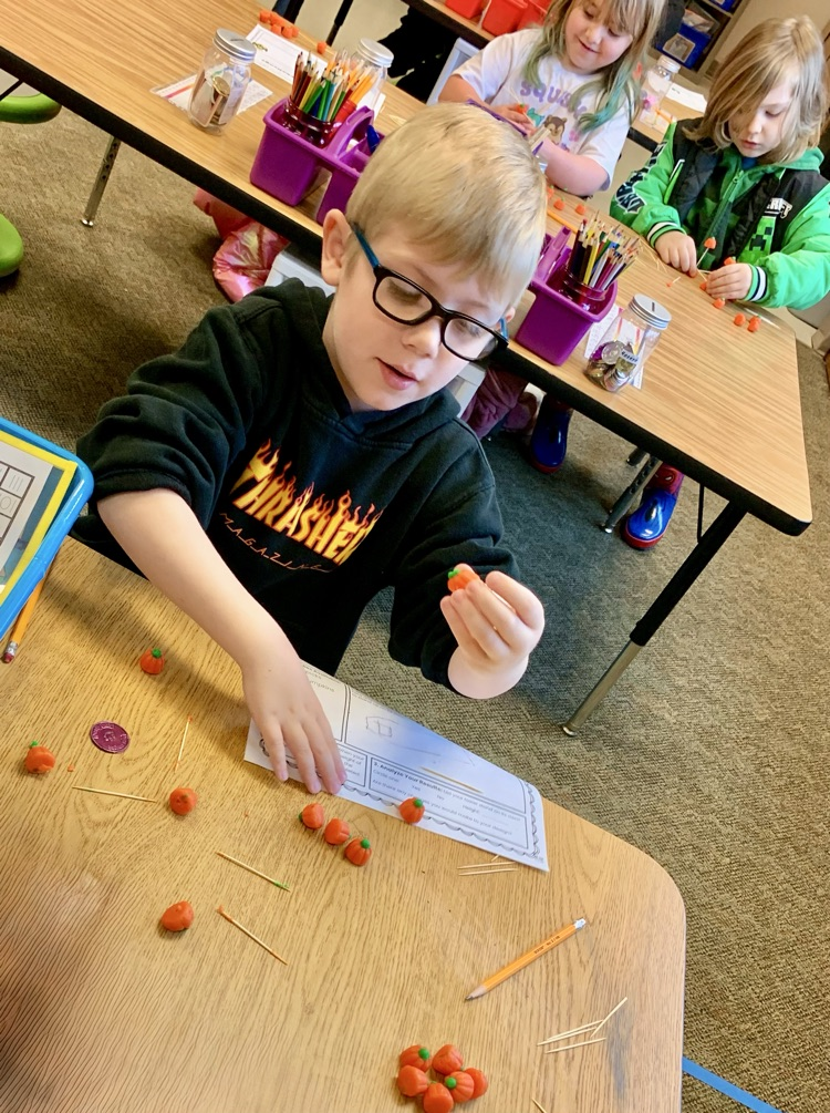kids making pumpkins