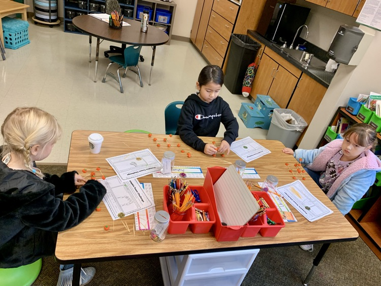 kids making pumpkins