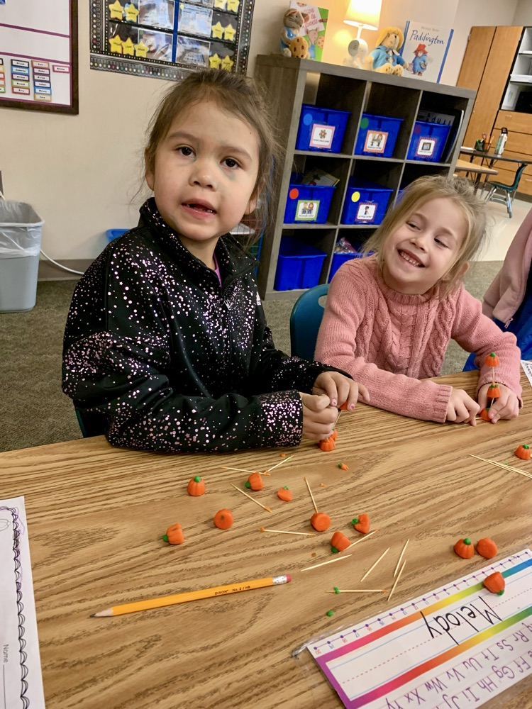 kids making pumpkins