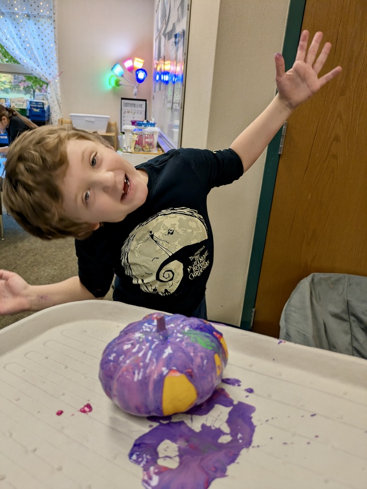 kids making pumpkins