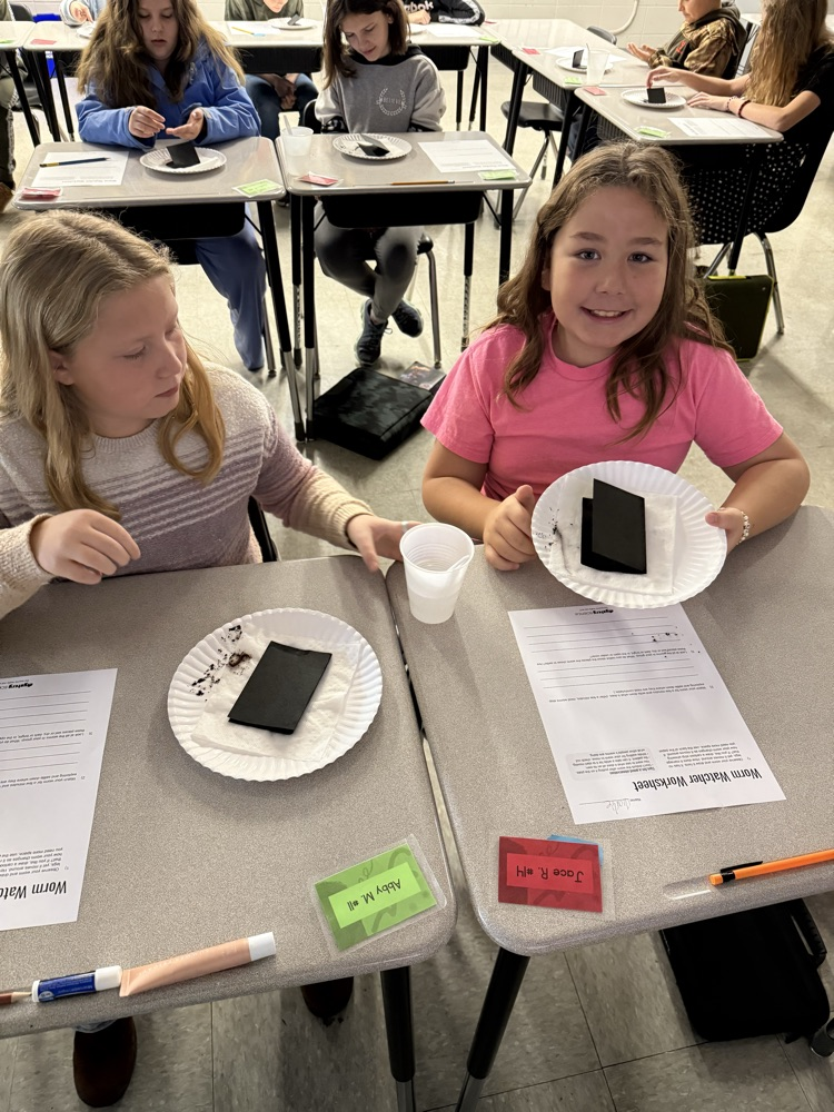 We were able to put our investigation skills to the test today while trying to find out if worms really eat dirt!! 🪱