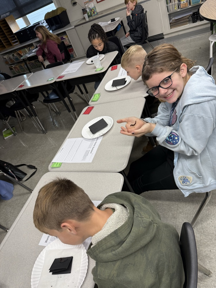 We were able to put our investigation skills to the test today while trying to find out if worms really eat dirt!! 🪱