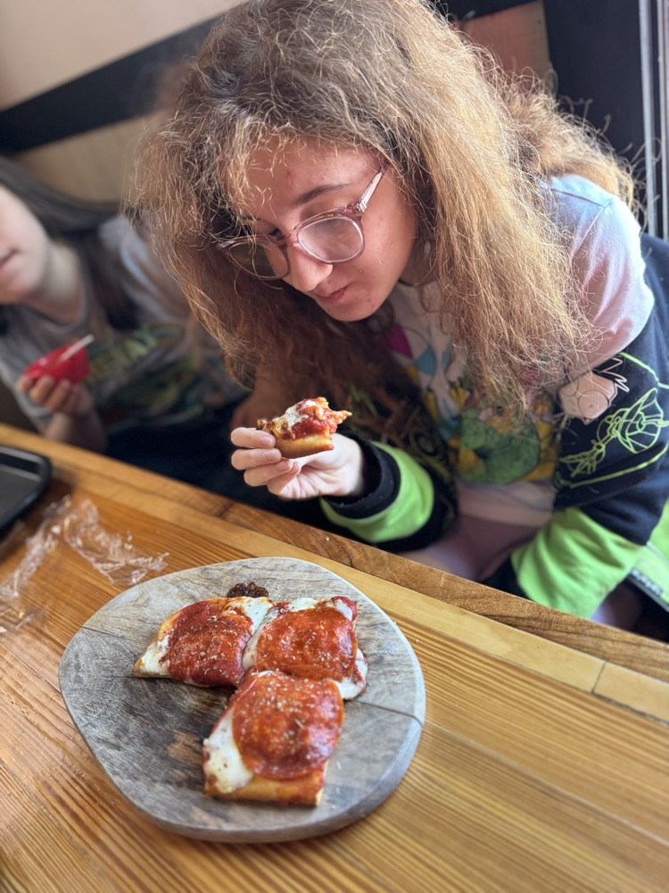 student eating pizza 