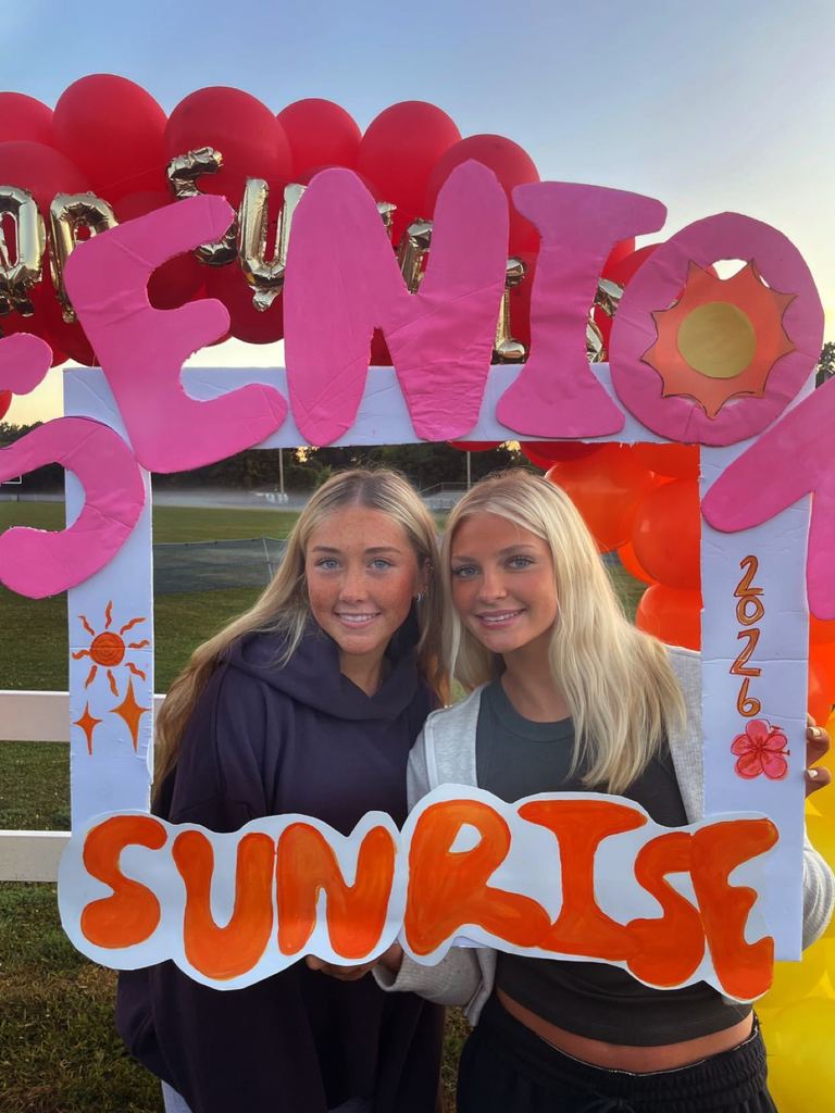 🌅Yesterday, the Class of 2026 kicked off their senior year with SENIOR SUNRISE!🌅 Time flies, so soak it in... happy last first day at HFCS seniors!💙🤍