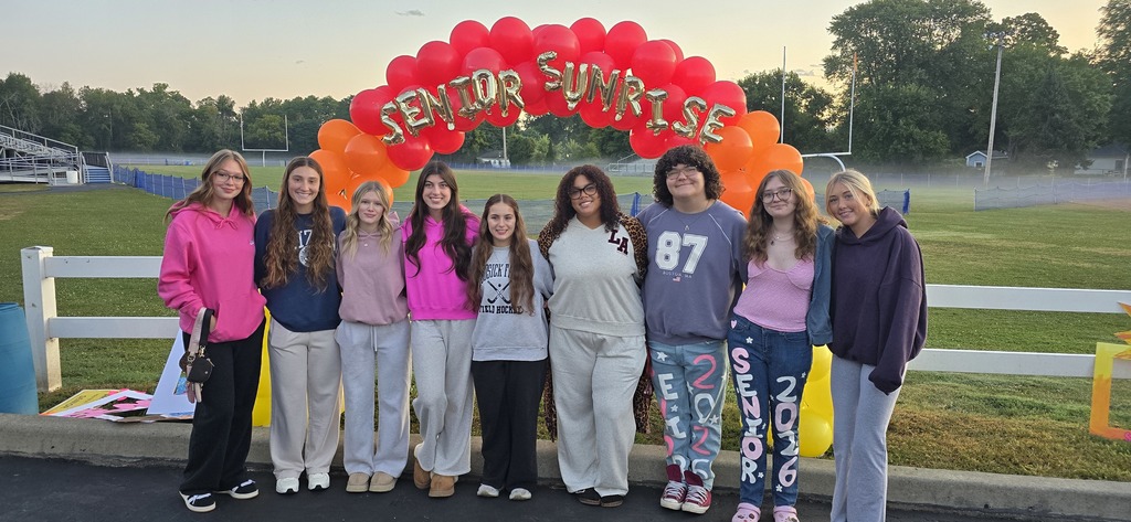 🌅Yesterday, the Class of 2026 kicked off their senior year with SENIOR SUNRISE!🌅 Time flies, so soak it in... happy last first day at HFCS seniors!💙🤍