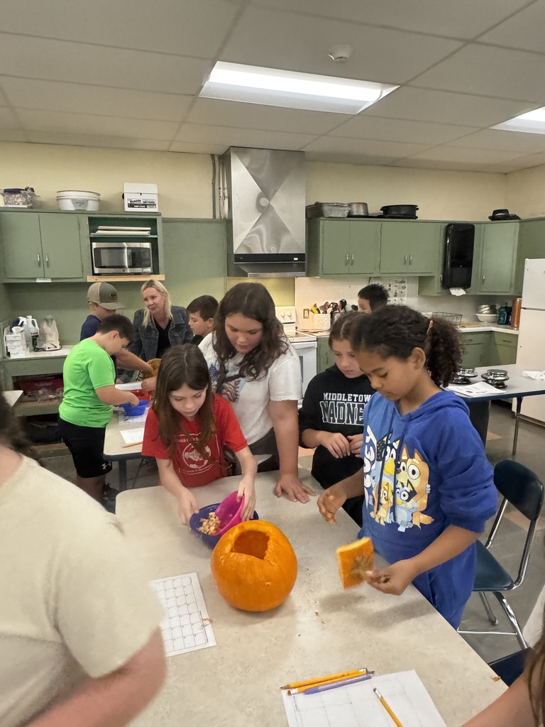 Middle school students in Mrs. Zak's Agriculture Exploration class and Mrs. Sutton's Life Skills class recently had a "pumpkin party"!!!🎃 This was a multiple-day activity, where students had hands-on fun comparing the exterior, interior, and taste of four different pumpkin varieties. Students got right to work counting seeds and making observations!! 