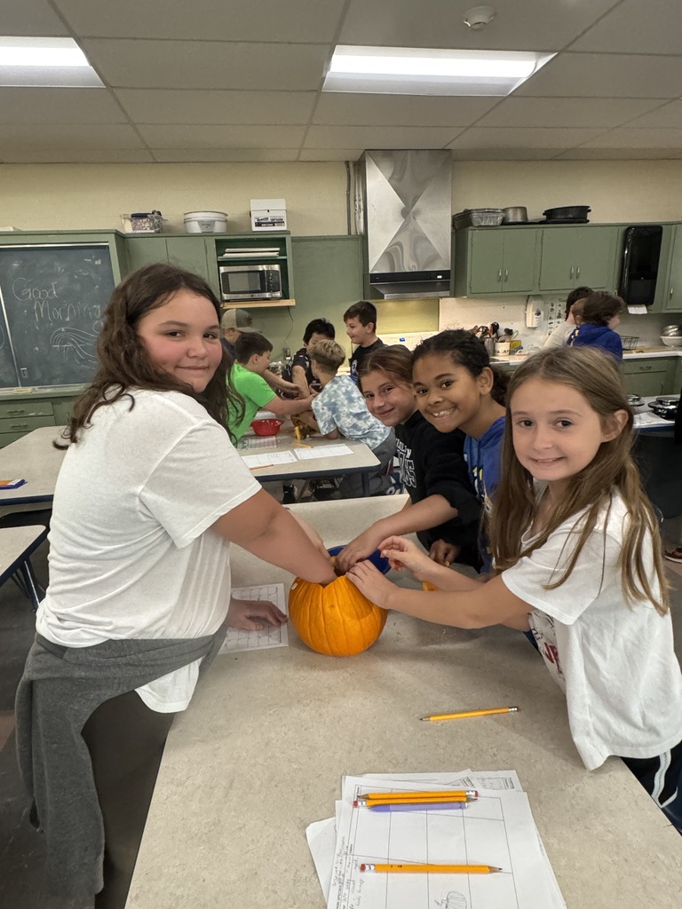 Middle school students in Mrs. Zak's Agriculture Exploration class and Mrs. Sutton's Life Skills class recently had a "pumpkin party"!!!🎃 This was a multiple-day activity, where students had hands-on fun comparing the exterior, interior, and taste of four different pumpkin varieties. Students got right to work counting seeds and making observations!! 