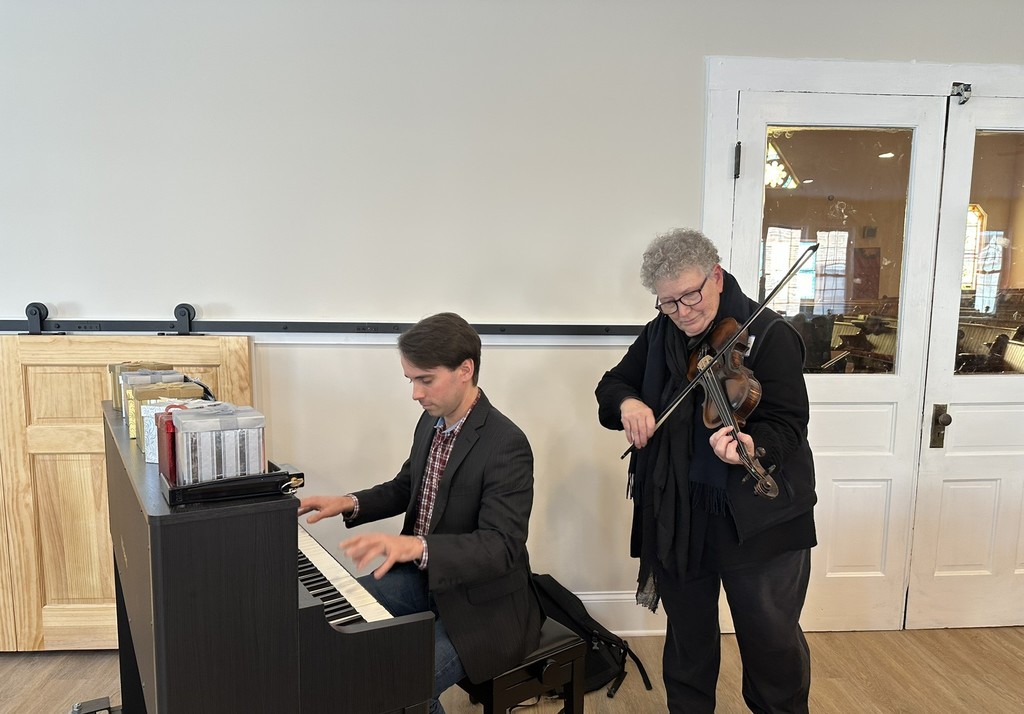 Senior Chorus perform holiday songs at Kiwanis