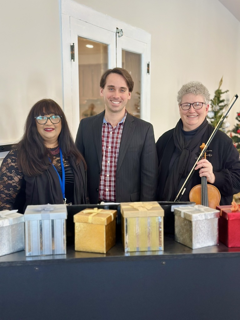 Senior Chorus perform holiday songs at Kiwanis