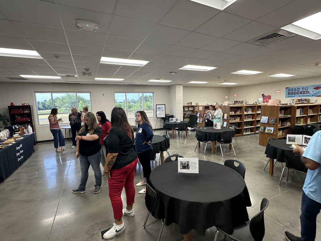 ☕💙 BHE EAST welcomed community members this morning for the Hope-Hempstead County Chamber of Commerce Community Coffee! Guests enjoyed brunch and conversation while learning more about EAST and seeing how our students use technology, creativity, and teamwork to make a difference. We are proud of our students for sharing their projects and representing BHE so well! Thank you to everyone who joined us and supported our students! #BHEBobcats #EASTInitiative #HopePublicSchools #CommunityCoffee