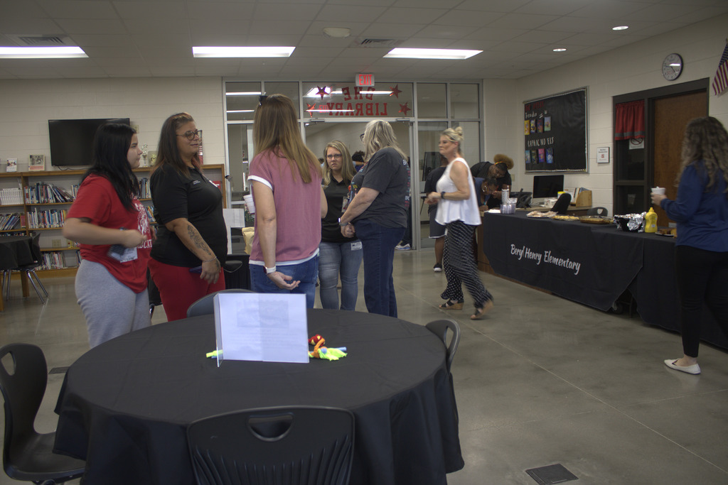 ☕💙 BHE EAST welcomed community members this morning for the Hope-Hempstead County Chamber of Commerce Community Coffee! Guests enjoyed brunch and conversation while learning more about EAST and seeing how our students use technology, creativity, and teamwork to make a difference. We are proud of our students for sharing their projects and representing BHE so well! Thank you to everyone who joined us and supported our students! #BHEBobcats #EASTInitiative #HopePublicSchools #CommunityCoffee