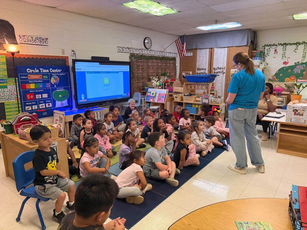 **English**  📚 Community Helper Month is underway at ABC Pre-K!  Our students are learning about the people who help our community and the important work they do each day. First up: a visit from the Hempstead County Library and its librarians!  Thank you for spending time with our young learners! We look forward to welcoming more community helpers throughout the month. ❤️  **Español**  📚 ¡Ya comenzó el Mes de los Servidores de la Comunidad en ABC Pre-K!  Nuestros estudiantes están aprendiendo sobre las personas que ayudan a nuestra comunidad y el importante trabajo que realizan cada día. Para comenzar, ¡recibimos una visita del personal de la Biblioteca del Condado de Hempstead!  ¡Gracias por compartir tiempo con nuestros pequeños estudiantes! Esperamos recibir a más miembros de la comunidad durante el mes. ❤️