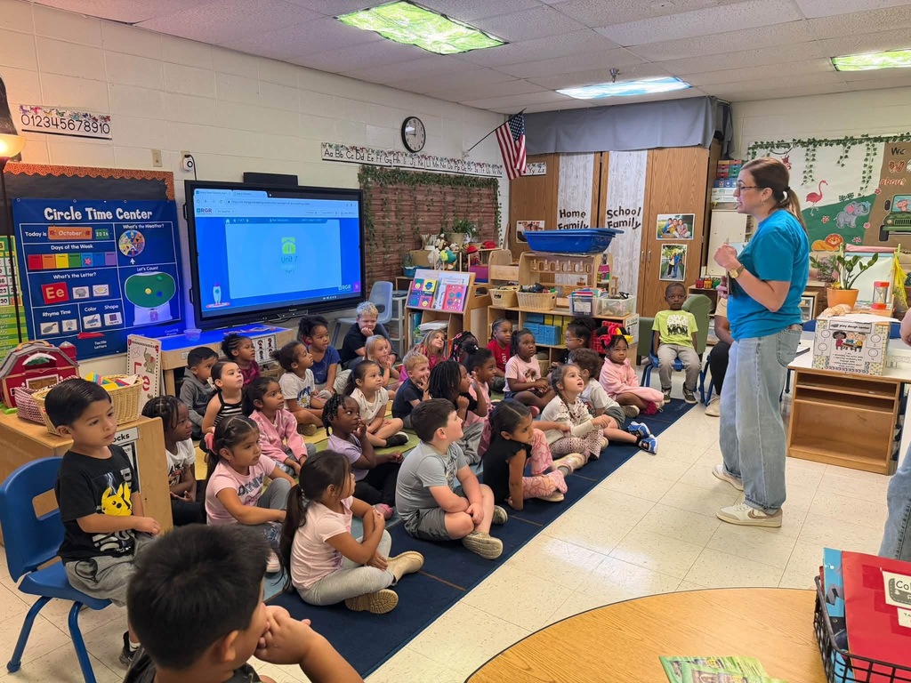 **English**  📚 Community Helper Month is underway at ABC Pre-K!  Our students are learning about the people who help our community and the important work they do each day. First up: a visit from the Hempstead County Library and its librarians!  Thank you for spending time with our young learners! We look forward to welcoming more community helpers throughout the month. ❤️  **Español**  📚 ¡Ya comenzó el Mes de los Servidores de la Comunidad en ABC Pre-K!  Nuestros estudiantes están aprendiendo sobre las personas que ayudan a nuestra comunidad y el importante trabajo que realizan cada día. Para comenzar, ¡recibimos una visita del personal de la Biblioteca del Condado de Hempstead!  ¡Gracias por compartir tiempo con nuestros pequeños estudiantes! Esperamos recibir a más miembros de la comunidad durante el mes. ❤️