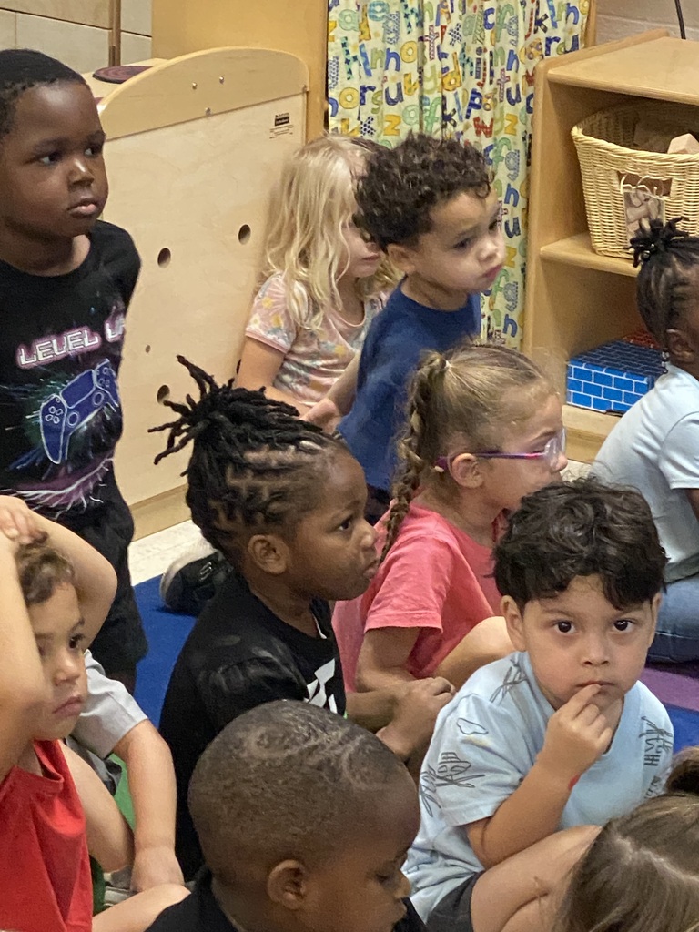 **English**  📚 Community Helper Month is underway at ABC Pre-K!  Our students are learning about the people who help our community and the important work they do each day. First up: a visit from the Hempstead County Library and its librarians!  Thank you for spending time with our young learners! We look forward to welcoming more community helpers throughout the month. ❤️  **Español**  📚 ¡Ya comenzó el Mes de los Servidores de la Comunidad en ABC Pre-K!  Nuestros estudiantes están aprendiendo sobre las personas que ayudan a nuestra comunidad y el importante trabajo que realizan cada día. Para comenzar, ¡recibimos una visita del personal de la Biblioteca del Condado de Hempstead!  ¡Gracias por compartir tiempo con nuestros pequeños estudiantes! Esperamos recibir a más miembros de la comunidad durante el mes. ❤️