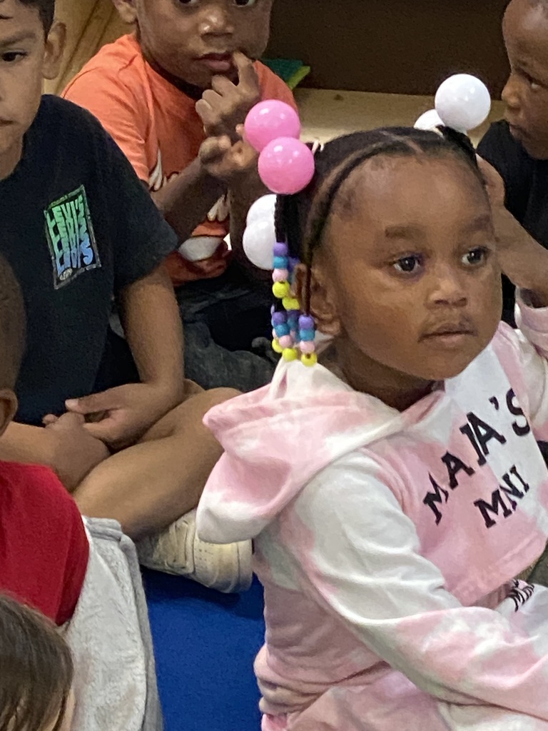 **English**  📚 Community Helper Month is underway at ABC Pre-K!  Our students are learning about the people who help our community and the important work they do each day. First up: a visit from the Hempstead County Library and its librarians!  Thank you for spending time with our young learners! We look forward to welcoming more community helpers throughout the month. ❤️  **Español**  📚 ¡Ya comenzó el Mes de los Servidores de la Comunidad en ABC Pre-K!  Nuestros estudiantes están aprendiendo sobre las personas que ayudan a nuestra comunidad y el importante trabajo que realizan cada día. Para comenzar, ¡recibimos una visita del personal de la Biblioteca del Condado de Hempstead!  ¡Gracias por compartir tiempo con nuestros pequeños estudiantes! Esperamos recibir a más miembros de la comunidad durante el mes. ❤️