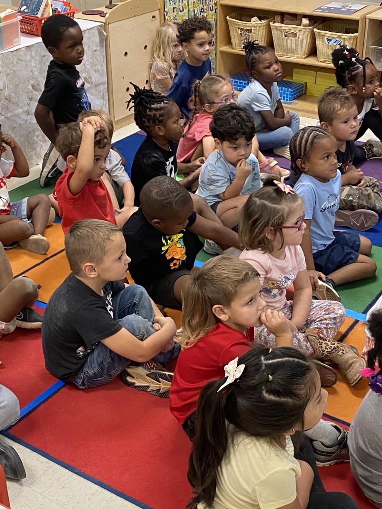 **English**  📚 Community Helper Month is underway at ABC Pre-K!  Our students are learning about the people who help our community and the important work they do each day. First up: a visit from the Hempstead County Library and its librarians!  Thank you for spending time with our young learners! We look forward to welcoming more community helpers throughout the month. ❤️  **Español**  📚 ¡Ya comenzó el Mes de los Servidores de la Comunidad en ABC Pre-K!  Nuestros estudiantes están aprendiendo sobre las personas que ayudan a nuestra comunidad y el importante trabajo que realizan cada día. Para comenzar, ¡recibimos una visita del personal de la Biblioteca del Condado de Hempstead!  ¡Gracias por compartir tiempo con nuestros pequeños estudiantes! Esperamos recibir a más miembros de la comunidad durante el mes. ❤️