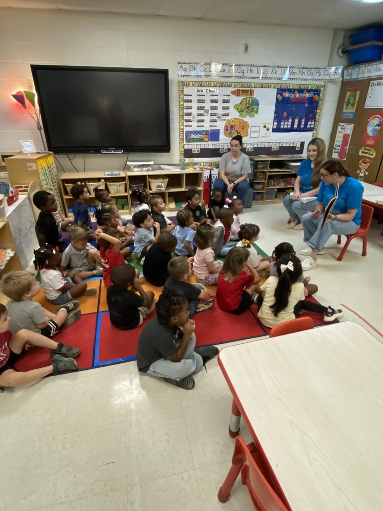 **English**  📚 Community Helper Month is underway at ABC Pre-K!  Our students are learning about the people who help our community and the important work they do each day. First up: a visit from the Hempstead County Library and its librarians!  Thank you for spending time with our young learners! We look forward to welcoming more community helpers throughout the month. ❤️  **Español**  📚 ¡Ya comenzó el Mes de los Servidores de la Comunidad en ABC Pre-K!  Nuestros estudiantes están aprendiendo sobre las personas que ayudan a nuestra comunidad y el importante trabajo que realizan cada día. Para comenzar, ¡recibimos una visita del personal de la Biblioteca del Condado de Hempstead!  ¡Gracias por compartir tiempo con nuestros pequeños estudiantes! Esperamos recibir a más miembros de la comunidad durante el mes. ❤️