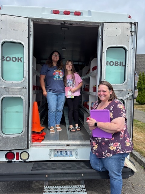 Just because it's summer doesn't mean learning should stop. 👩‍🏫🧑‍🏫 With the Hoquiam School District Book Mobile, our students can continue to growth their reading skills (while having a whole lot of fun!). 📖 We hope to see you during our next drop! ❤️ #WeAreHoquiamSD
