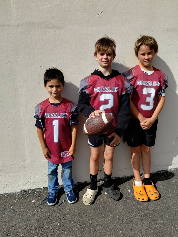 kids at bus stop in Grizzlies gear