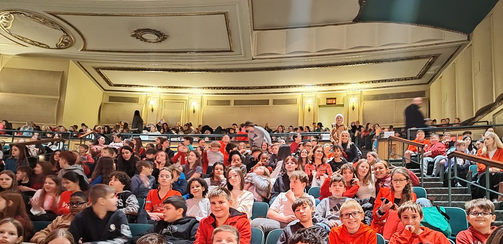 🎭📚 A Day of Learning Beyond the Classroom! 🍽️ Our 6th grade students enjoyed a special field trip to the DeYor Performing Arts Center in Youngstown to watch Miracle on Easy Street. After the show, students wrapped up the day with lunch at the Eastwood Mall food court.  This memorable experience was made possible through funds raised by our annual Read-a-Thon—and we’re excited to do it all again this February! Thank you to our students, families, and staff for supporting literacy and creating opportunities like this for our Tigers. 🐯💛