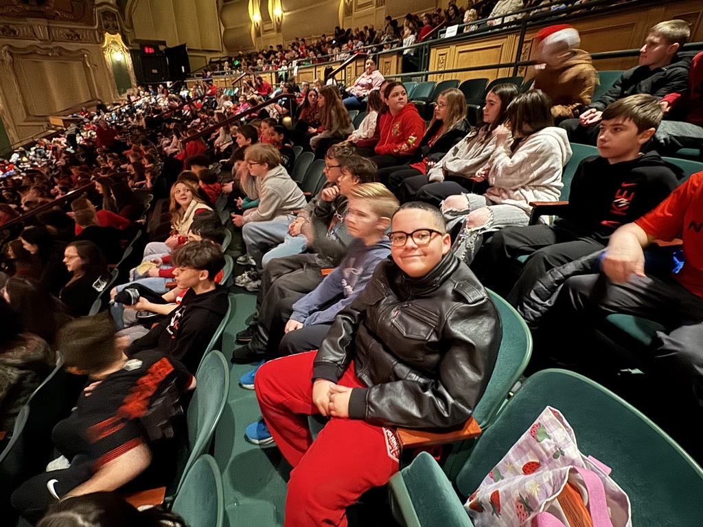 🎭📚 A Day of Learning Beyond the Classroom! 🍽️ Our 6th grade students enjoyed a special field trip to the DeYor Performing Arts Center in Youngstown to watch Miracle on Easy Street. After the show, students wrapped up the day with lunch at the Eastwood Mall food court.  This memorable experience was made possible through funds raised by our annual Read-a-Thon—and we’re excited to do it all again this February! Thank you to our students, families, and staff for supporting literacy and creating opportunities like this for our Tigers. 🐯💛