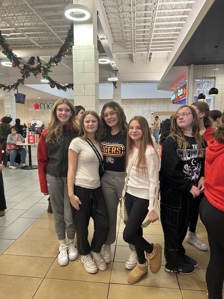 🎭📚 A Day of Learning Beyond the Classroom! 🍽️ Our 6th grade students enjoyed a special field trip to the DeYor Performing Arts Center in Youngstown to watch Miracle on Easy Street. After the show, students wrapped up the day with lunch at the Eastwood Mall food court.  This memorable experience was made possible through funds raised by our annual Read-a-Thon—and we’re excited to do it all again this February! Thank you to our students, families, and staff for supporting literacy and creating opportunities like this for our Tigers. 🐯💛