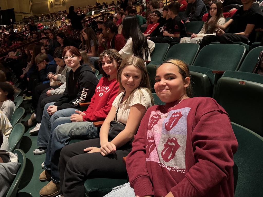 🎭📚 A Day of Learning Beyond the Classroom! 🍽️ Our 6th grade students enjoyed a special field trip to the DeYor Performing Arts Center in Youngstown to watch Miracle on Easy Street. After the show, students wrapped up the day with lunch at the Eastwood Mall food court.  This memorable experience was made possible through funds raised by our annual Read-a-Thon—and we’re excited to do it all again this February! Thank you to our students, families, and staff for supporting literacy and creating opportunities like this for our Tigers. 🐯💛